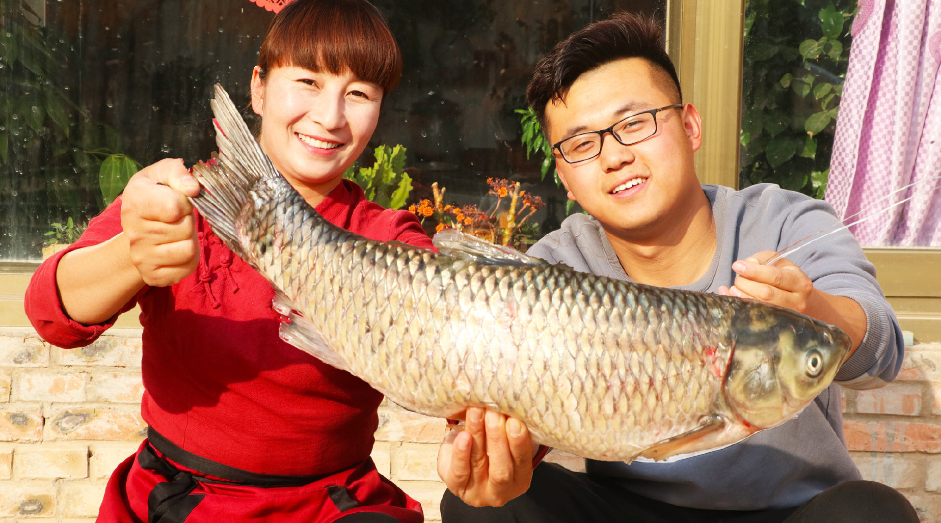 村里打鱼, 弟弟买一条大草鱼...